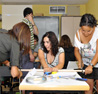 Alumnas del taller cortando mangos de madera